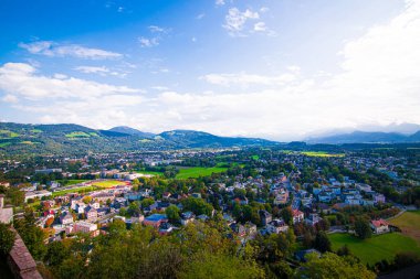 Salzburg 'un güneybatısında, Hohensalzburg Kalesi manzaralı.