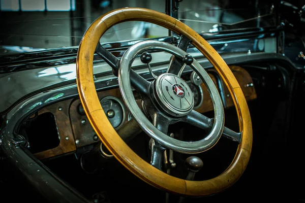 Деталь ветеранского руля Mercedes Benz — стоковое фото