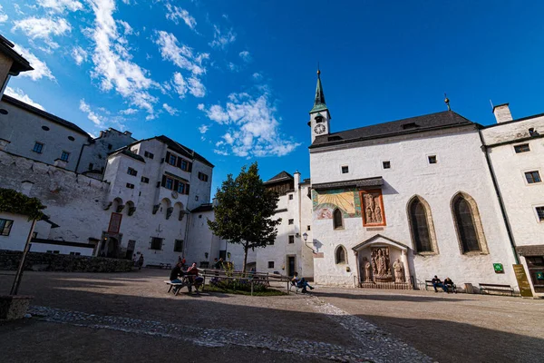 Tarihi Salzburg şehrinin ünlü Hohensalzburg Kalesi 'nin ana avlusu
