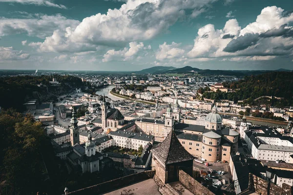 Avusturya 'daki Hohensalzburg Kalesi' nden Salzburg 'un panoramik manzarası