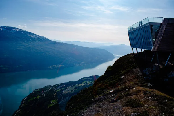 Loen Lake s leteckou tramvajovou kabinou Skylift na vrcholu Mount Hoven, Norsko — Stock fotografie