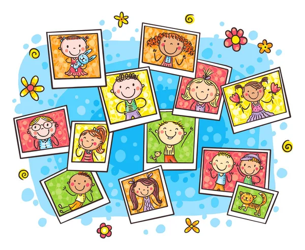 Bir Yığın Mutlu Karalama Çocuk Fotoğrafları Renkli Vektör Karikatür Çizimleri — Stok Vektör