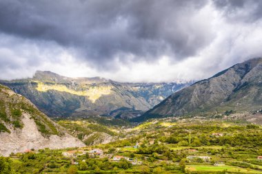Güzel gökyüzü ile dağdaki güzel manzara.