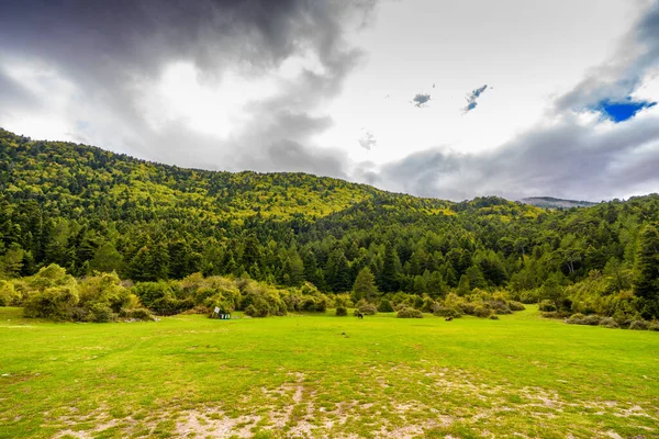 Güzel gökyüzü ile dağdaki güzel manzara. — Stok fotoğraf