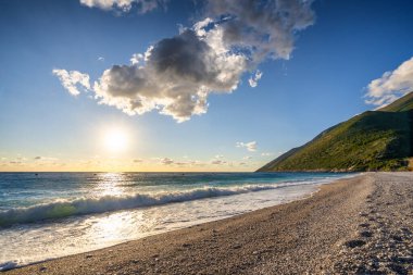 Arnavutluk 'ta dağlı ve bulutlu deniz manzarası.