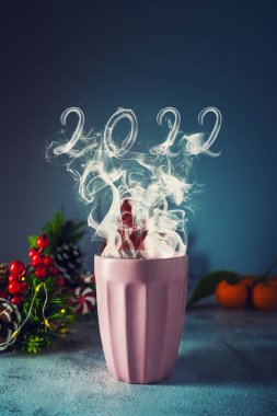 Bir fincan sıcak içecek ve sigara. Yeni yıl 2022 konsepti
