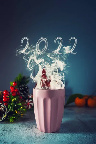Uma chávena de bebida quente com fumo. Ano Novo 2022 conceito — Fotografia de Stock