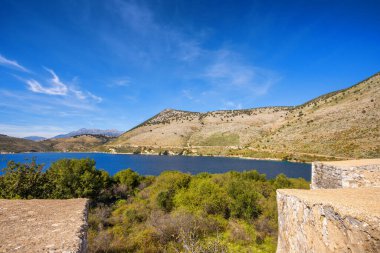 Arnavutluk 'un Himare kenti yakınlarındaki Porto Palermo' daki Azure Körfezi.