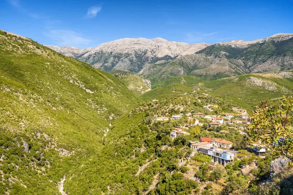 Güzel gökyüzü ile dağdaki güzel manzara.