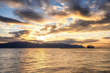 Arnavutluk 'ta dağlı ve bulutlu deniz manzarası
