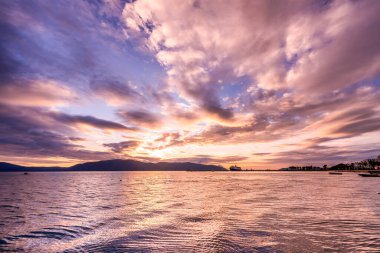 Arnavutluk 'ta dağlı ve bulutlu deniz manzarası