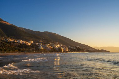 Arnavutluk 'ta dağlı ve bulutlu manzara.