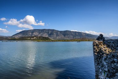 Butrint Gölü ve Arnavutluk 'un Butrint Ulusal Parkı' nın Vivari kanalı