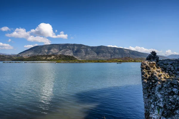 Butrint Gölü ve Arnavutluk 'un Butrint Ulusal Parkı' nın Vivari kanalı