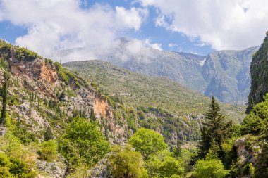 Arnavutluk dağlarında güzel ve sıcak bir yaz