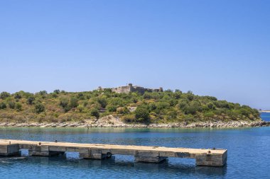 Arnavutluk'ta adada kale ile Palermo bay