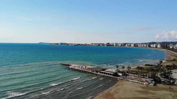 Drone Shot of the Beach σε μια φωτεινή μέρα με φοίνικες και μπλε νερό — Φωτογραφία Αρχείου