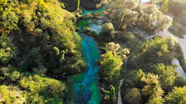 Blue Eye sorgente d'acqua con acqua blu chiaro vista estate vicino a Muzine nella contea di Vlore, Albania — Foto Stock