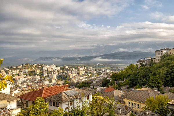 Κάστρο Αργυρόκαστρα και Παλιά πόλη Αργυρόκαστρο το ξημέρωμα στη νότια Αλβανία. Δημοφιλής προορισμός ταξιδιού στην Αλβανία — Φωτογραφία Αρχείου