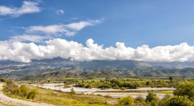 Nazik tepeleri ve nehri olan güzel dağ vadisi