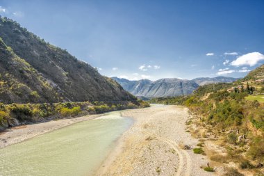 Nazik tepeleri ve nehri olan güzel dağ vadisi