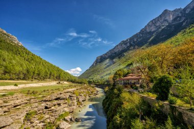 Nazik tepeleri ve nehri olan güzel dağ vadisi