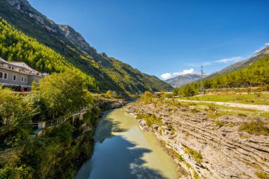 Nazik tepeleri ve nehri olan güzel dağ vadisi