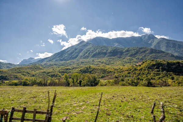 Plöjda fält mot bakgrund av bergen i Albanien. Landskap inom jordbruket — Stockfoto