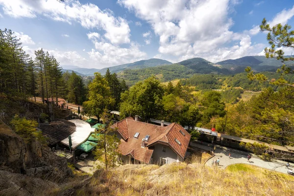 Sırbistan 'ın Mokra Gora istasyonundaki Mokra Gora treni, Mokra Gora köyünden Sargan Vitasi istasyonuna doğru giden Sırbistan' ın dar kalibreli demiryolu hattını daraltıyor..