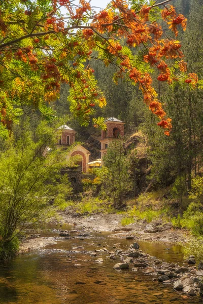 Piccola chiesa ortodossa con meravigliosa natura nei colori autunnali. — Foto Stock