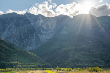 Yumuşak tepeleri ve tarımsal filizleri olan güzel dağ vadisi.