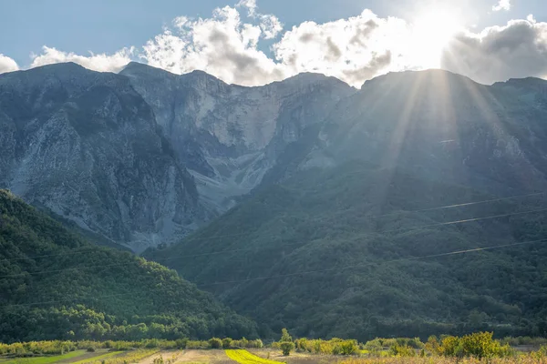 Yumuşak tepeleri ve tarımsal filizleri olan güzel dağ vadisi.