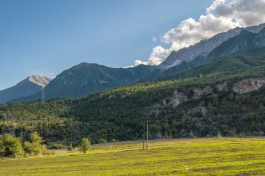 Arnavutluk 'ta yumuşak tepeleri olan güzel dağ vadisi