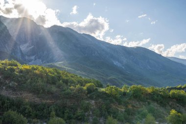 Arnavutluk 'ta yumuşak tepeleri olan güzel dağ vadisi