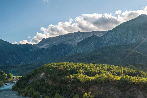 Arnavutluk 'ta yumuşak tepeleri olan güzel dağ vadisi
