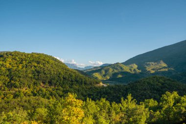 Arnavutluk 'ta yumuşak tepeleri olan güzel dağ vadisi