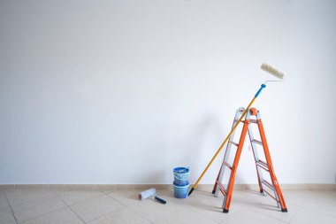 Düz, iç, beyaz tuğla duvarlar ve kopyalama alanlarında onarım yapmak için araç ve boya seti