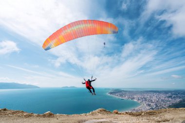 Paraglider başlıyor. Paraşüt, güneşli bir günde Alp dağlarında havayla doluyor.