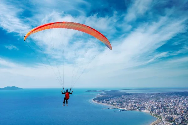 Paraglider başlıyor. Paraşüt, güneşli bir günde Alp dağlarında havayla doluyor.