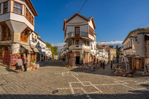 GJIROKASTER, ALBANIA - JUNI 07, 2021: Niet-geïdentificeerde lokale bevolking in een straatbeeld in het centrum van de historische stad Gjirokasterop 07 juni 2021 in Gjirokaster, Albanië. Werelderfgoed door UNESCO — Stockfoto