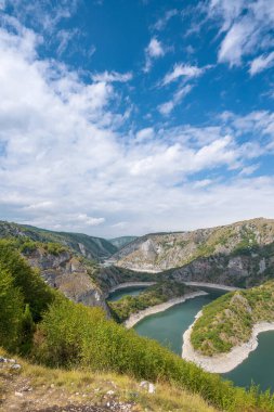 Kayalık Uvac nehrinin taşları güneşli günde, Sırbistan 'ın güneybatısında dolanıyor.