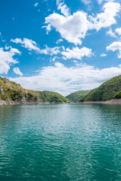 Kayalık Uvac nehrinin taşları güneşli günde, Sırbistan 'ın güneybatısında dolanıyor.