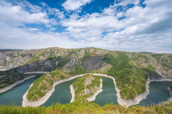 Kayalık Uvac nehrinin taşları güneşli günde, Sırbistan 'ın güneybatısında dolanıyor.