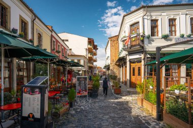 Korce Arnavutluk - 12,05.2021: Korca kentinin Eski Çarşısı güneşli bir günde takılan insanlarla dolu.