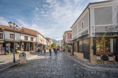 Arnavutluk 'un Korca kentinin manzaralarından biri olan Şilte Çarşısı, akşam saatlerinde kırmızı ve mavi günbatımı gökyüzü ile yakalandı.