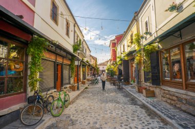 Korce Arnavutluk - 12,05.2021: Korca kentinin Eski Çarşısı güneşli bir günde takılan insanlarla dolu.