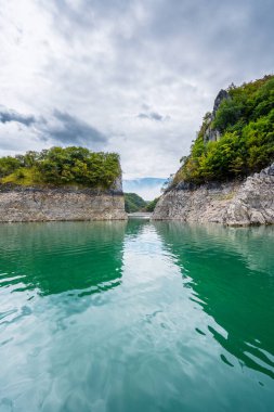 Kayalık Uvac nehrinin taşları güneşli günde, Sırbistan 'ın güneybatısında dolanıyor