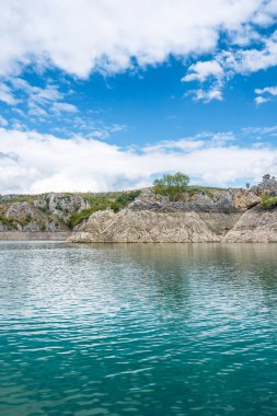 Kayalık Uvac nehrinin taşları güneşli günde, Sırbistan 'ın güneybatısında dolanıyor