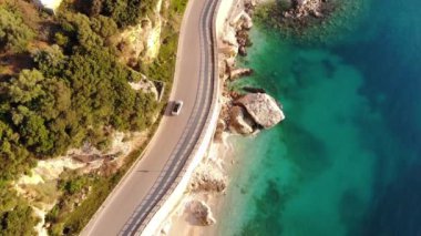 Arnavutluk 'un Vlore kentinde, Adriyatik Denizi üzerinde popüler bir yaz tatili merkezi olan lüks tatil beldeleri bulunan güzel kostüm manzarası.