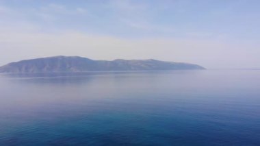 Karanlık deniz günbatımının arka planı. Günbatımında ya da deniz videosunun üzerinde gün doğumunda tropikal deniz. Güneş ufka dokunuyor.